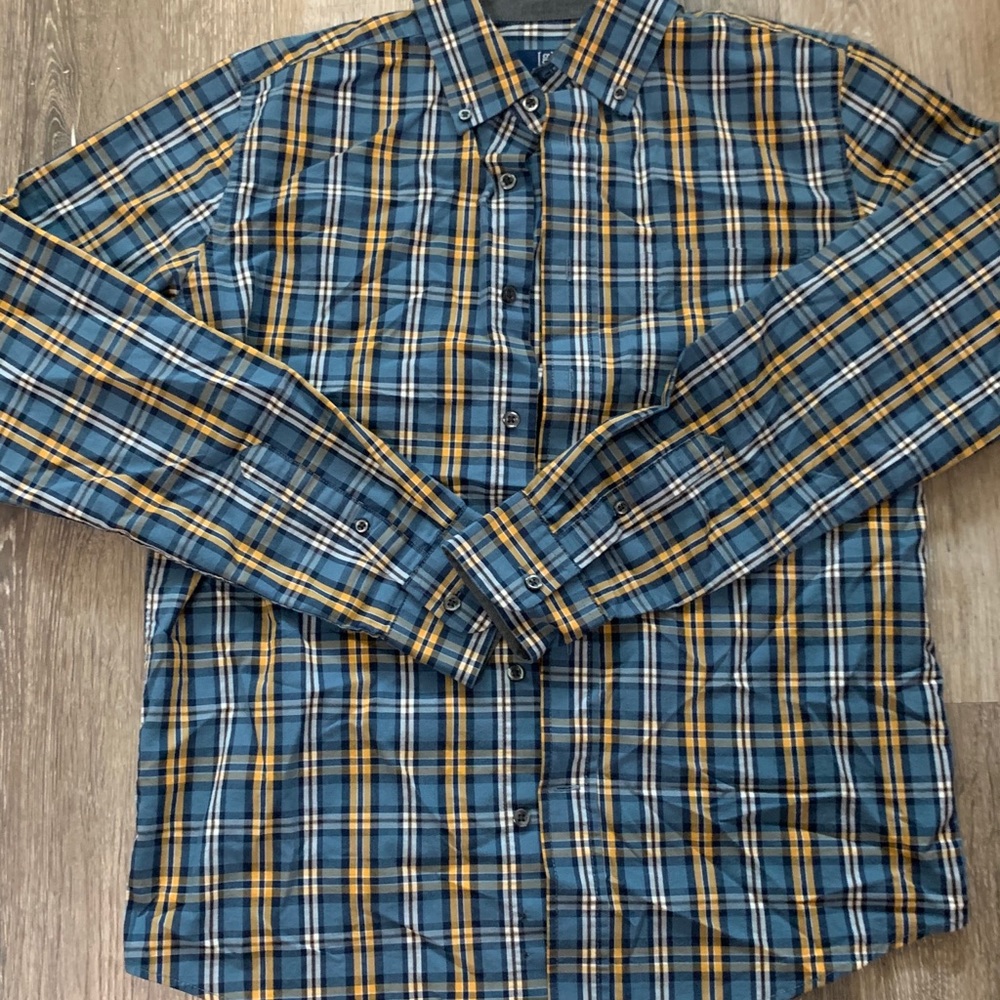 Men’s casual button down shirt, size small.